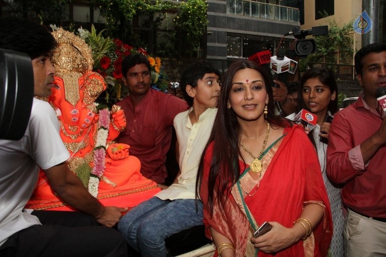 Bollywood Celebrities at Ganpati Visarjan - 46 / 48 photos