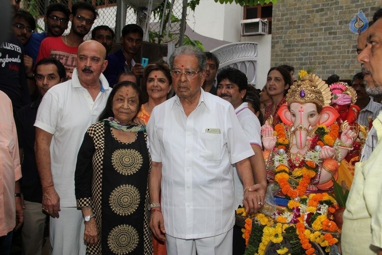 Bollywood Celebrities at Ganpati Visarjan - 47 / 48 photos