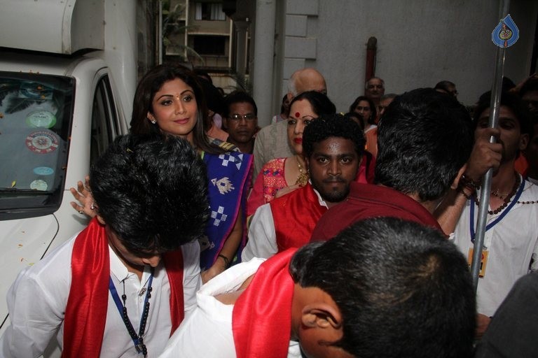 Bollywood Celebrities at Ganpati Visarjan - 48 / 48 photos