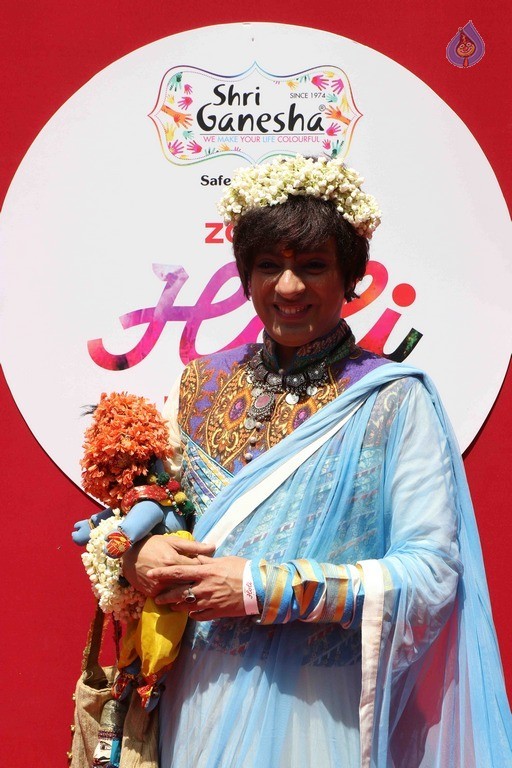 Bollywood Celebrities at Holi Celebrations - 18 / 84 photos