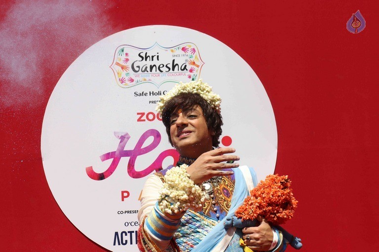 Bollywood Celebrities at Holi Celebrations - 43 / 84 photos