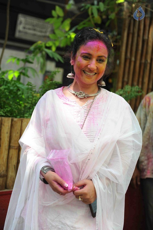 Bollywood Celebrities at Holi Celebrations - 44 / 84 photos