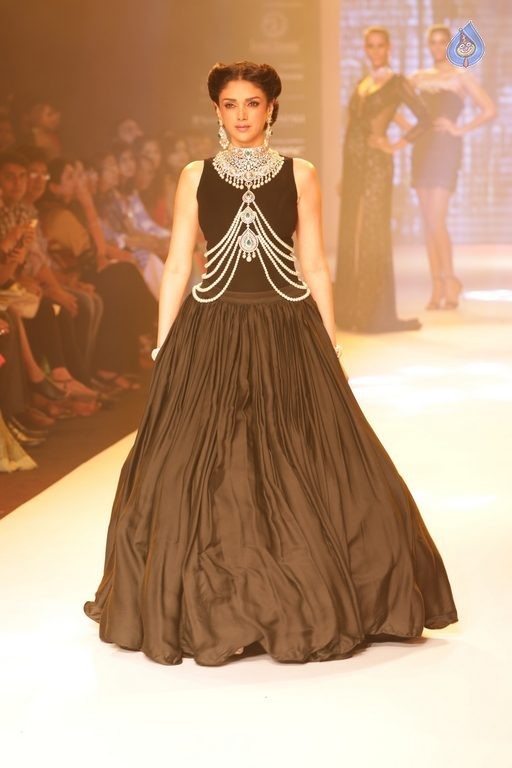 Bollywood Celebrities at IIJW 2015 Fashion Show 1 - 6 / 81 photos