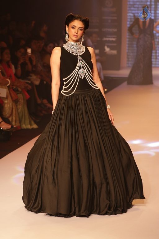 Bollywood Celebrities at IIJW 2015 Fashion Show 1 - 64 / 81 photos