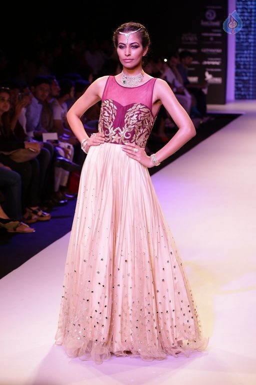 Bollywood Celebrities at IIJW 2015 Fashion Show 2 - 5 / 83 photos