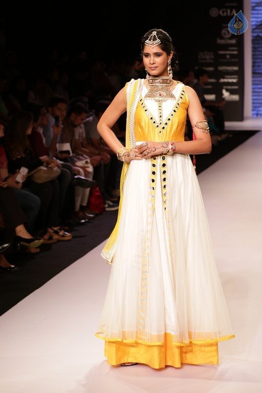 Bollywood Celebrities at IIJW 2015 Fashion Show 2 - 11 / 83 photos