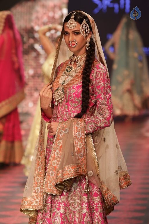 Bollywood Celebrities at IIJW 2015 Fashion Show 2 - 22 / 83 photos