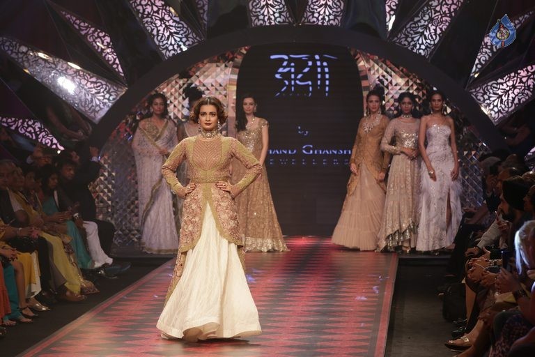 Bollywood Celebrities at IIJW 2015 Fashion Show 2 - 25 / 83 photos