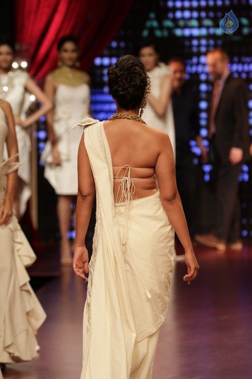 Bollywood Celebrities at IIJW 2015 Fashion Show 2 - 27 / 83 photos