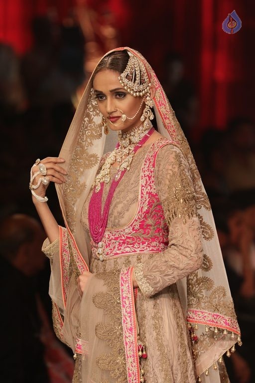 Bollywood Celebrities at IIJW 2015 Fashion Show 2 - 29 / 83 photos