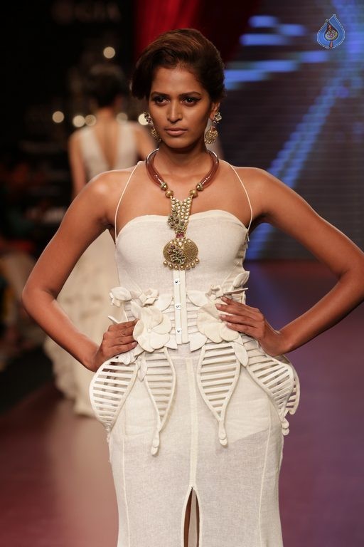 Bollywood Celebrities at IIJW 2015 Fashion Show 2 - 30 / 83 photos
