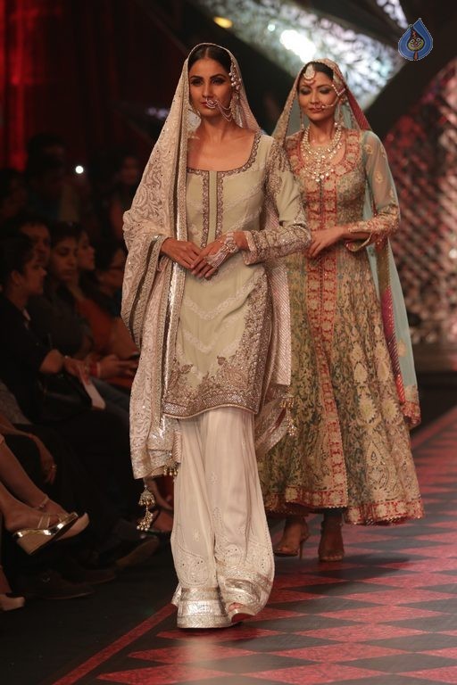 Bollywood Celebrities at IIJW 2015 Fashion Show 2 - 34 / 83 photos