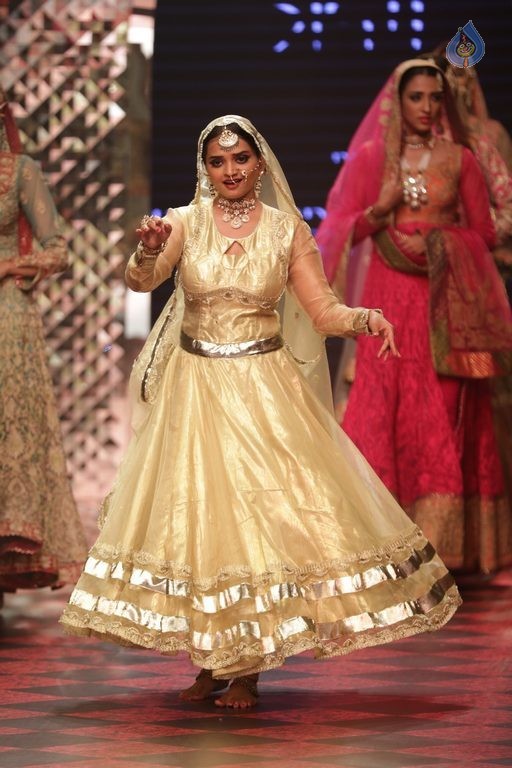 Bollywood Celebrities at IIJW 2015 Fashion Show 2 - 39 / 83 photos