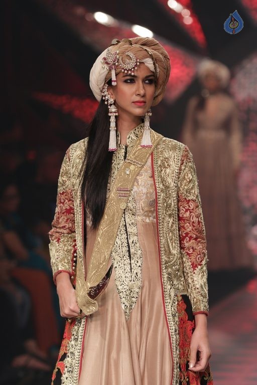 Bollywood Celebrities at IIJW 2015 Fashion Show 2 - 48 / 83 photos