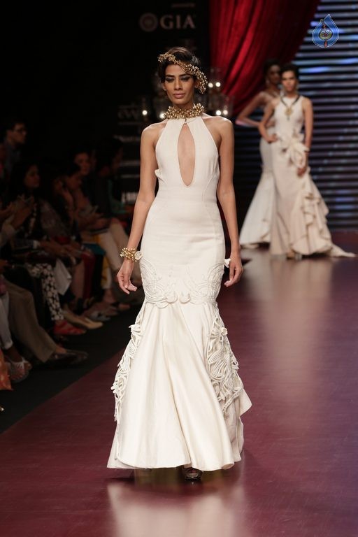 Bollywood Celebrities at IIJW 2015 Fashion Show 2 - 49 / 83 photos