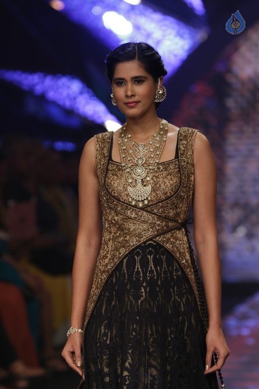 Bollywood Celebrities at IIJW 2015 Fashion Show 2 - 71 / 83 photos