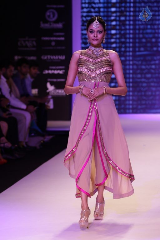 Bollywood Celebrities at IIJW 2015 Fashion Show 2 - 73 / 83 photos