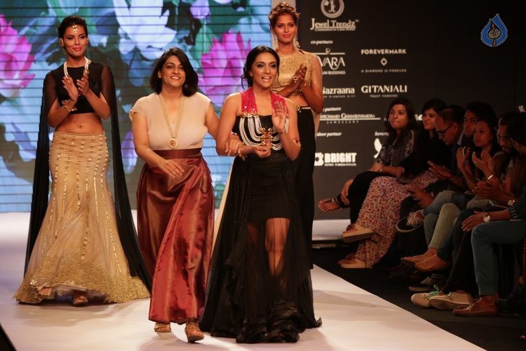 Bollywood Celebrities at IIJW 2015 Show - 27 / 90 photos
