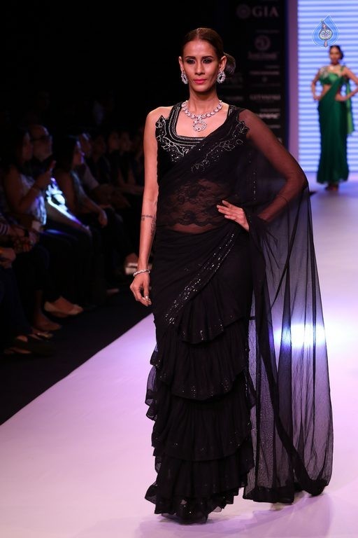 Bollywood Celebrities at IIJW 2015 Show - 29 / 90 photos