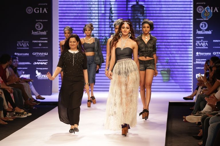 Bollywood Celebrities at IIJW 2015 Show - 36 / 90 photos