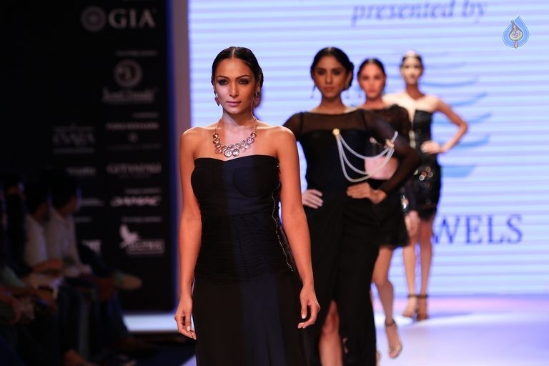 Bollywood Celebrities at IIJW 2015 Show - 38 / 90 photos