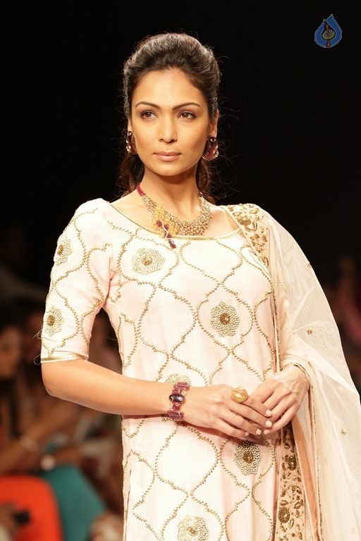 Bollywood Celebrities at IIJW 2015 Show - 39 / 90 photos