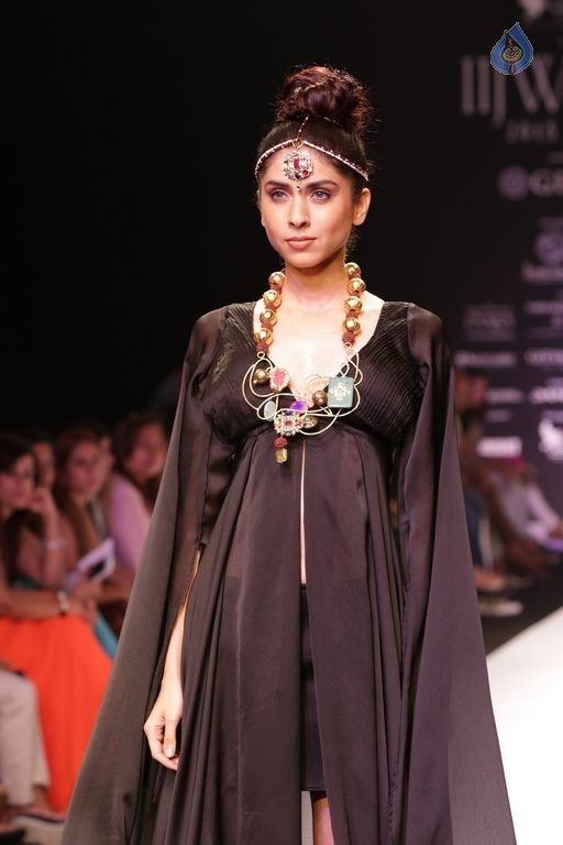 Bollywood Celebrities at IIJW 2015 Show - 71 / 90 photos