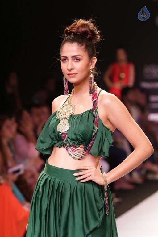 Bollywood Celebrities at IIJW 2015 Show - 74 / 90 photos