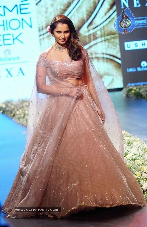 Bollywood Celebrities At Lakme Fashion Week - 7 / 14 photos