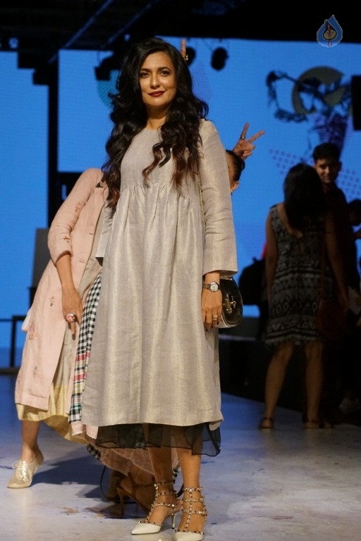 Bollywood Celebrities at LFW 2017 - 10 / 31 photos