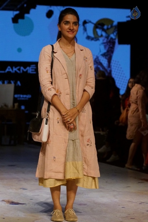 Bollywood Celebrities at LFW 2017 - 14 / 31 photos