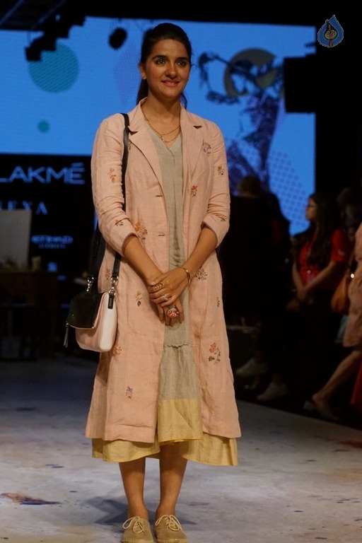Bollywood Celebrities at LFW 2017 - 18 / 31 photos