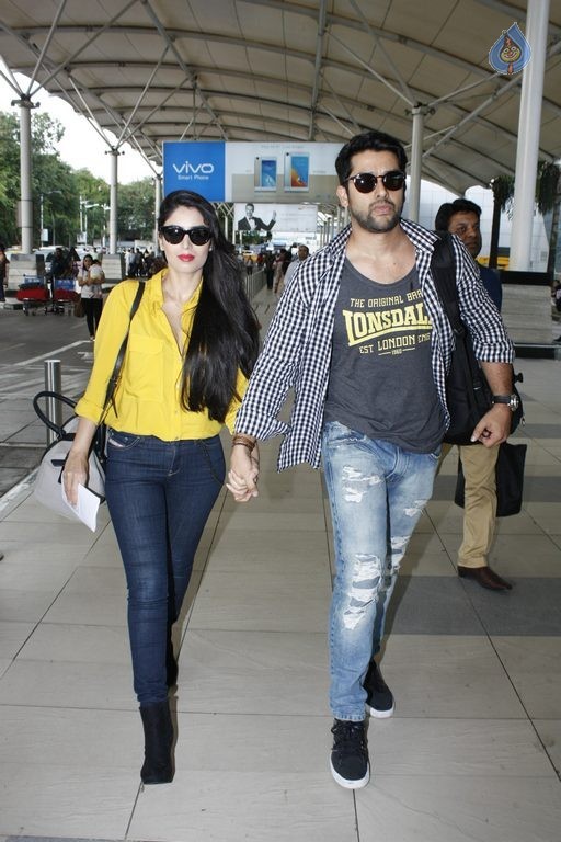 Bollywood Celebrities at Mumbai Airport - 2 / 36 photos