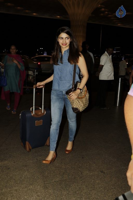 Bollywood Celebrities at Mumbai Airport - 5 / 36 photos