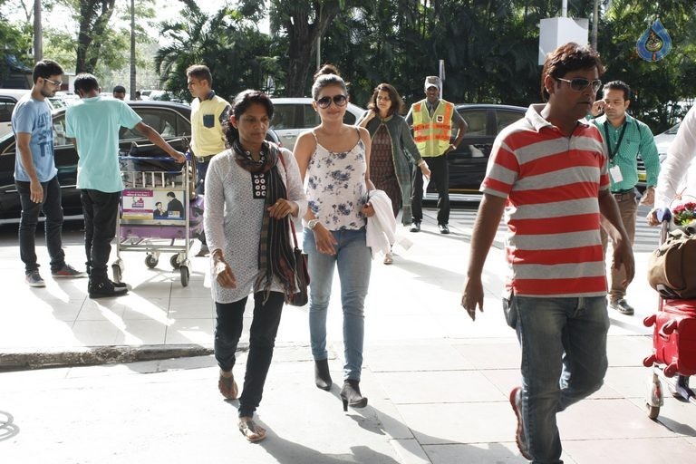 Bollywood Celebrities at Mumbai Airport - 33 / 36 photos
