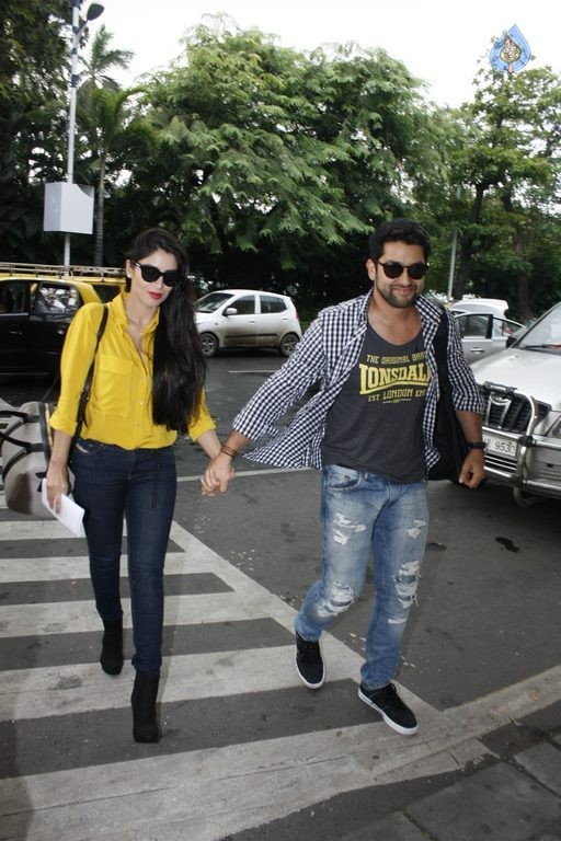 Bollywood Celebrities at Mumbai Airport - 35 / 36 photos