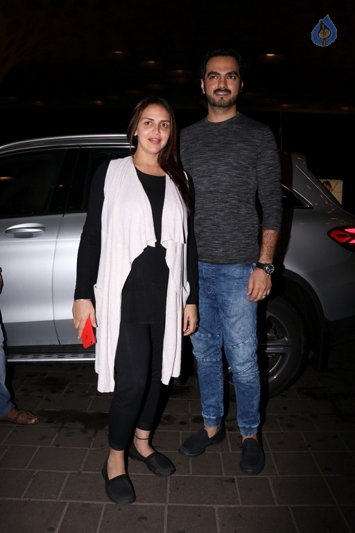 Bollywood Celebrities at Mumbai Airport - 10 / 40 photos