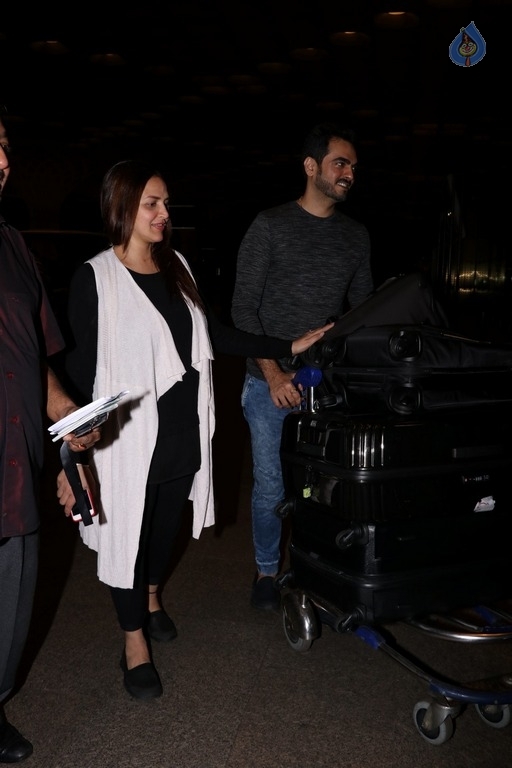 Bollywood Celebrities at Mumbai Airport - 28 / 40 photos