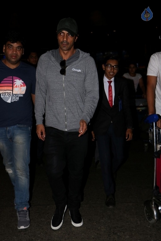 Bollywood Celebrities at Mumbai Airport - 35 / 40 photos