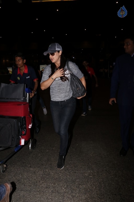 Bollywood Celebrities at Mumbai Airport - 36 / 40 photos