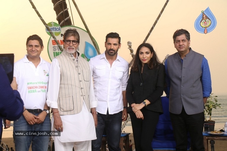 Bollywood Celebrities at Rashtriya Swachhta Diwas - 23 / 35 photos