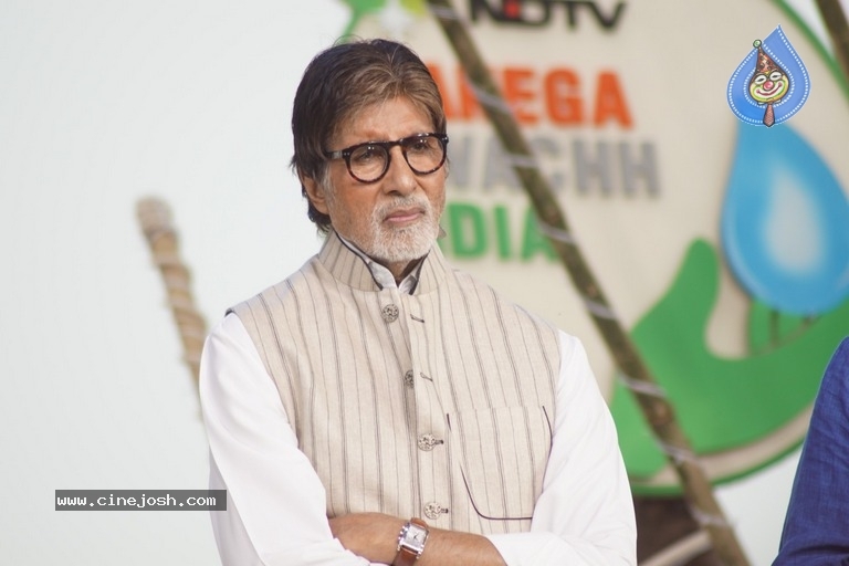 Bollywood Celebrities at Rashtriya Swachhta Diwas - 24 / 35 photos