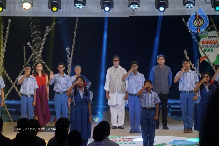 Bollywood Celebrities at Rashtriya Swachhta Diwas - 31 / 35 photos