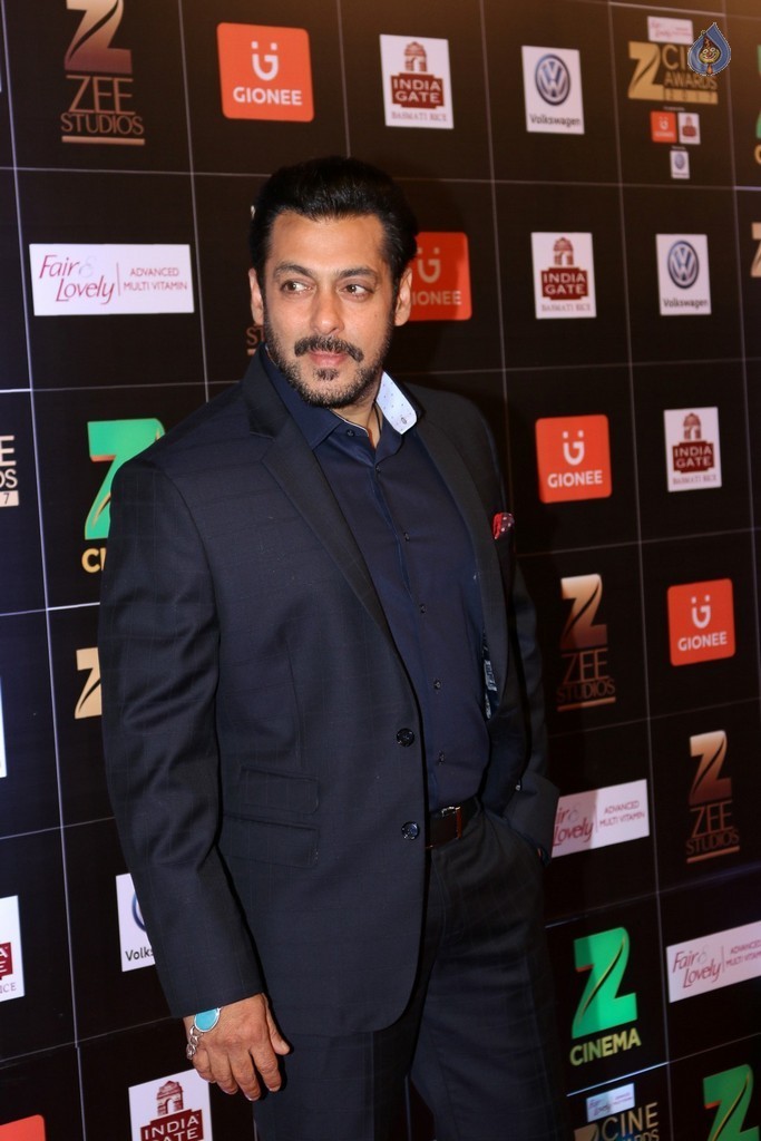 Bollywood Celebrities at Zee Cine Awards Red Carpet - 5 / 92 photos