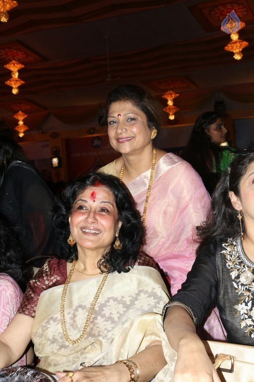 Bollywood Celebrities Attend Durga Pooja - 30 / 41 photos