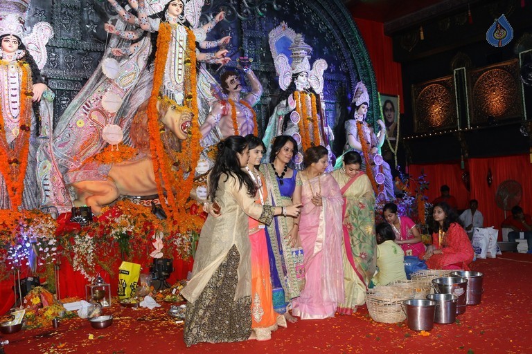 Bollywood Celebrities Attend Durga Pooja - 38 / 41 photos