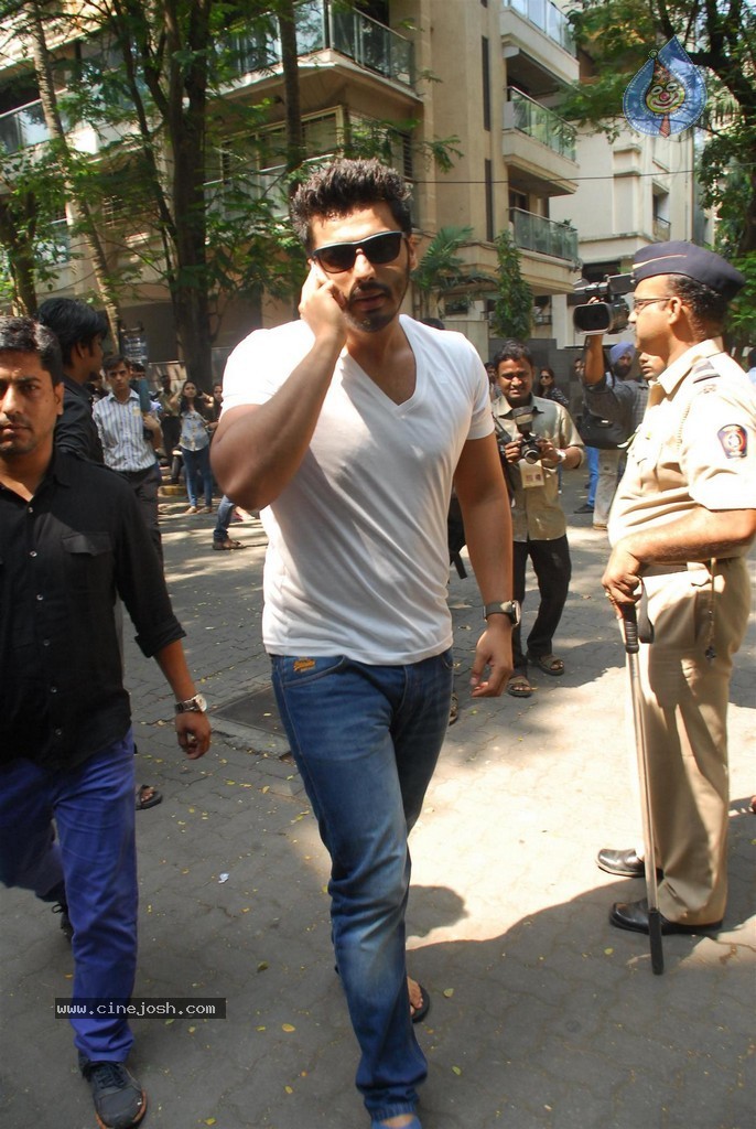 Bollywood Celebrities Cast Their Votes - 4 / 121 photos