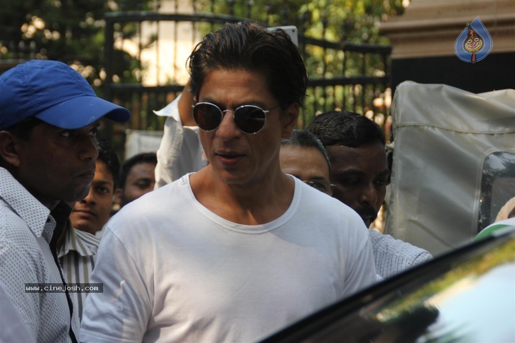 Bollywood Celebrities Cast Their Votes - 36 / 121 photos