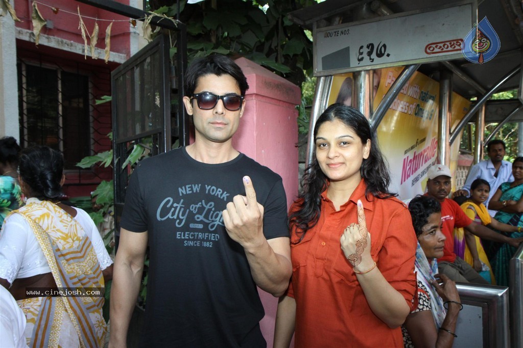 Bollywood Celebrities Cast Their Votes - 46 / 121 photos