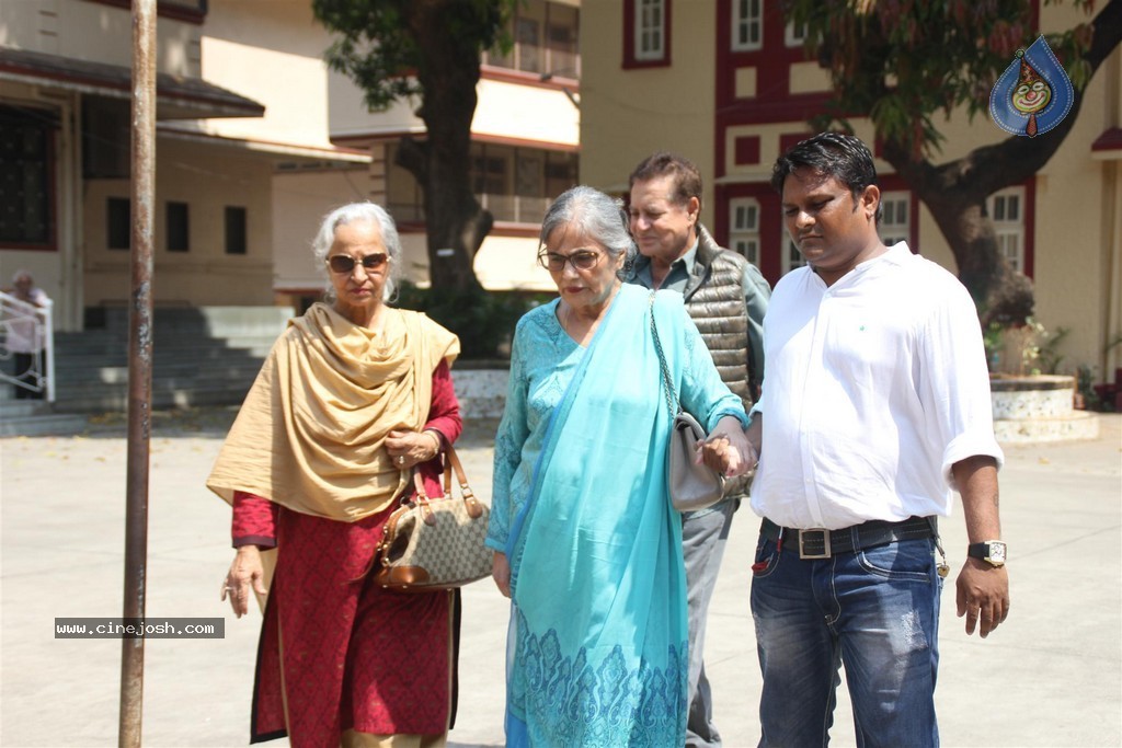 Bollywood Celebrities Cast Their Votes - 83 / 121 photos